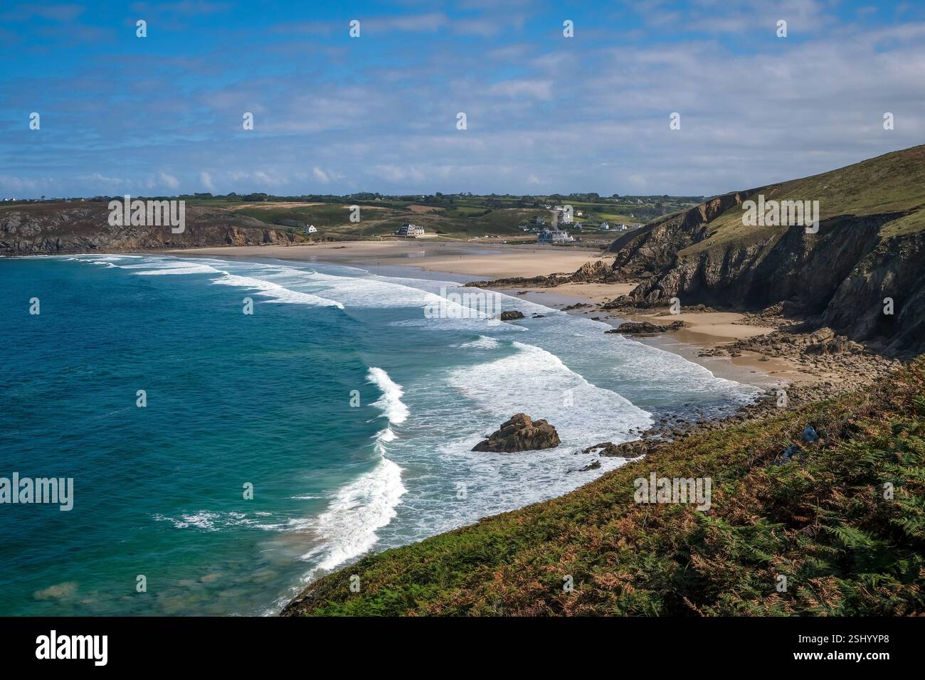 Plogoff, Bretagna, Francia - sentiero escursionistico da Pointe du Raz a Pointe du Van, dietro la baia con la spiaggia sabbiosa Plage de la Baie des Trépassés, il Foto Stock