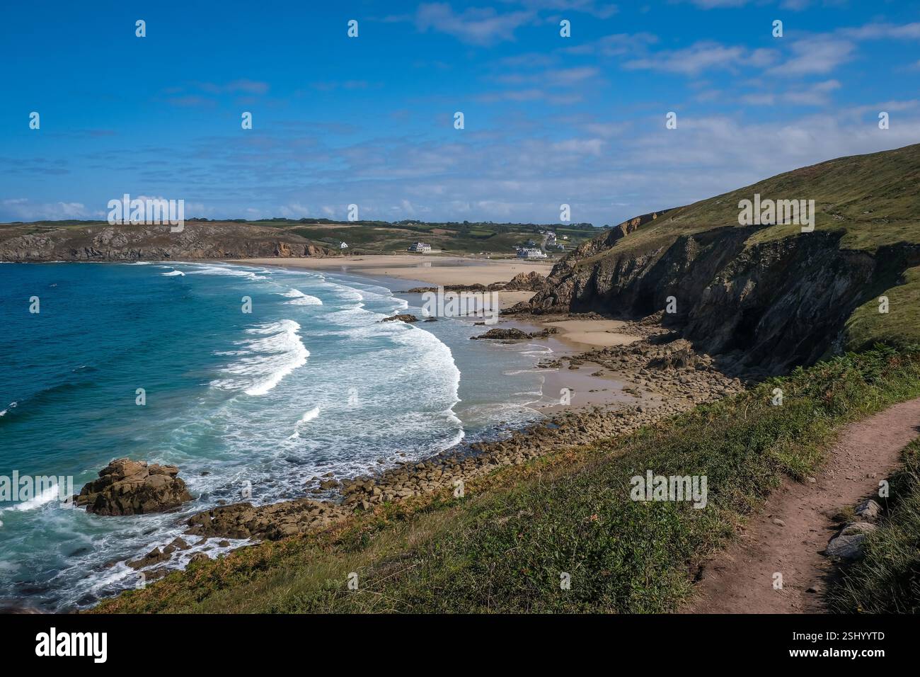 Plogoff, Bretagna, Francia - sentiero escursionistico da Pointe du Raz a Pointe du Van, dietro la baia con la spiaggia sabbiosa Plage de la Baie des Trépassés, il Foto Stock