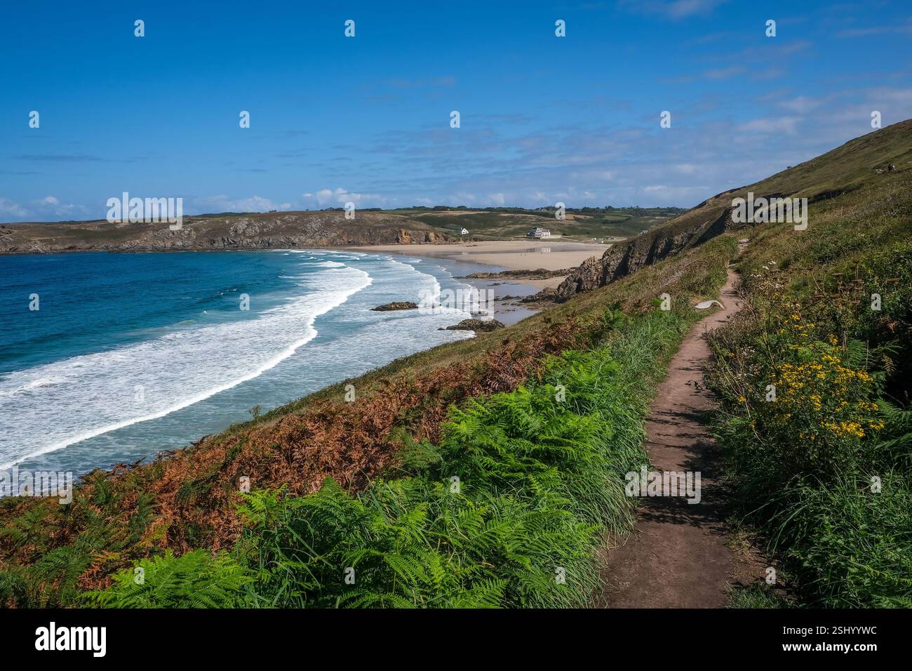 Plogoff, Bretagna, Francia - sentiero escursionistico da Pointe du Raz a Pointe du Van, dietro la baia con la spiaggia sabbiosa Plage de la Baie des Trépassés, il Foto Stock