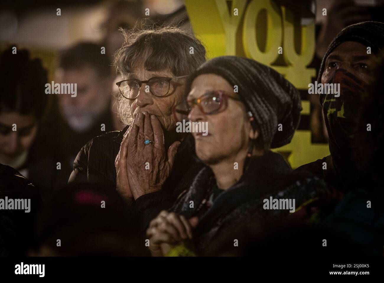 Tel Aviv, Israele. 10 febbraio 2025. Una donna israeliana reagisce durante una manifestazione in occasione del 24° compleanno di Alon Ohel, tenuto in ostaggio da Hamas a Gaza nella piazza degli ostaggi a Tel Aviv lunedì 10 febbraio 2025. Hamas ha avvertito lunedì che avrebbe rinviato il prossimo rilascio previsto di tre ostaggi questo sabato, il presidente degli Stati Uniti Donald Trump ha detto che se Hamas non liberasse tutti gli ostaggi rimanenti da Gaza entro mezzogiorno di sabato, Israele dovrebbe annullare il cessate il fuoco e "lasciare che l'inferno evada”. Foto di Eyal Warshavsky. Foto Stock