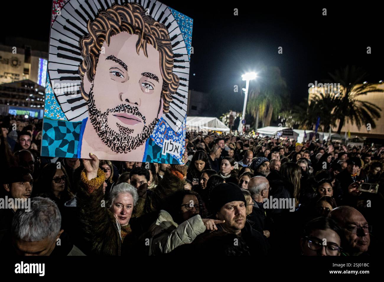 Tel Aviv, Israele. 10 febbraio 2025. Una donna israeliana regge un dipinto che mostra Alon Ohel durante una manifestazione che segna il 24° compleanno di Ohel, tenuto in ostaggio da Hamas a Gaza nella piazza degli ostaggi a Tel Aviv lunedì 10 febbraio 2025. Hamas ha avvertito lunedì che avrebbe rinviato il prossimo rilascio previsto di tre ostaggi questo sabato, il presidente degli Stati Uniti Donald Trump ha detto che se Hamas non liberasse tutti gli ostaggi rimanenti da Gaza entro mezzogiorno di sabato, Israele dovrebbe annullare il cessate il fuoco e "lasciare che l'inferno evada”. Foto di Eyal Warshavsky. Foto Stock