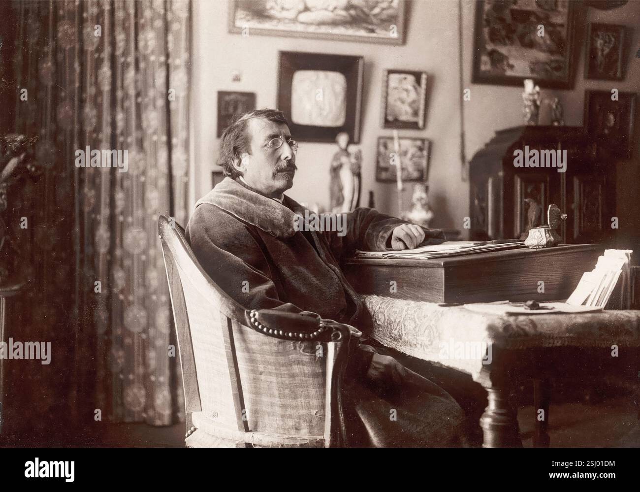 Élémir Bourges (1852-1925), romanziere francese, ritratto alla sua scrivania di Dornac, 1887-1917 Foto Stock