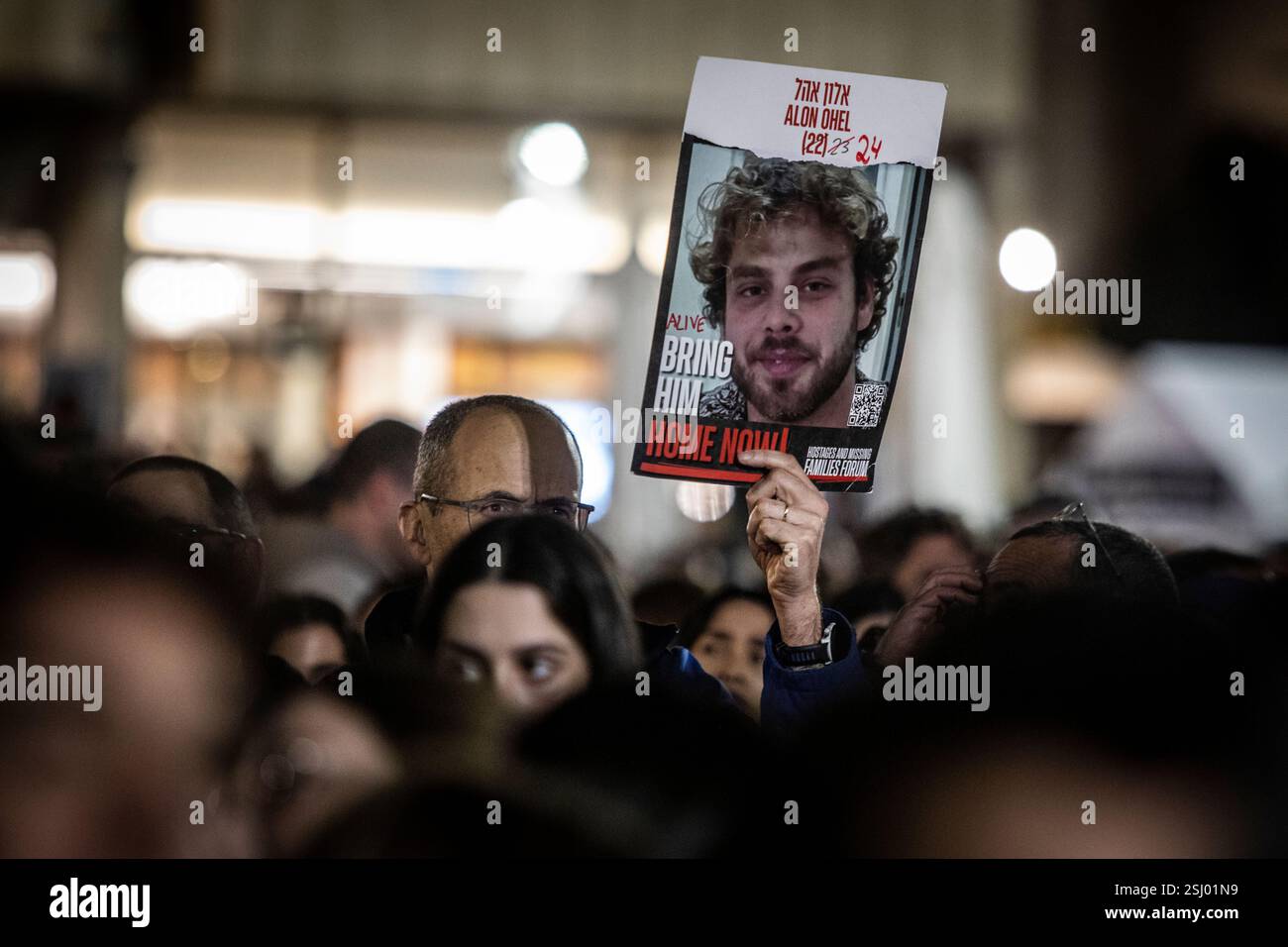 Tel Aviv, Israele. 10 febbraio 2025.Un cartello di Alon Ohel durante una manifestazione che segna il 24° compleanno di Alon Ohel, tenuto in ostaggio da Hamas a Gaza nella piazza degli ostaggi a Tel Aviv lunedì 10 febbraio 2025. Hamas ha avvertito lunedì che avrebbe rinviato il prossimo rilascio previsto di tre ostaggi questo sabato, il presidente degli Stati Uniti Donald Trump ha detto che se Hamas non liberasse tutti gli ostaggi rimanenti da Gaza entro mezzogiorno di sabato, Israele dovrebbe annullare il cessate il fuoco e "lasciare che l'inferno evada”. Foto di Eyal Warshavsky. Foto Stock