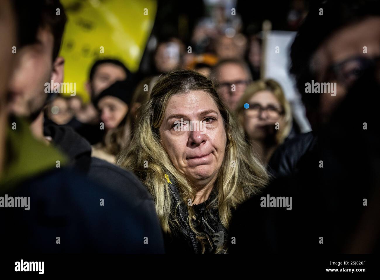 Tel Aviv, Israele. 10 febbraio 2025. Una donna israeliana tiene le lacrime durante una manifestazione in occasione del 24° compleanno di Alon Ohel, tenuto in ostaggio da Hamas a Gaza nella piazza degli ostaggi a Tel Aviv lunedì 10 febbraio 2025. Hamas ha avvertito lunedì che avrebbe rinviato il prossimo rilascio previsto di tre ostaggi questo sabato, il presidente degli Stati Uniti Donald Trump ha detto che se Hamas non liberasse tutti gli ostaggi rimanenti da Gaza entro mezzogiorno di sabato, Israele dovrebbe annullare il cessate il fuoco e "lasciare che l'inferno evada”. Foto di Eyal Warshavsky. Foto Stock