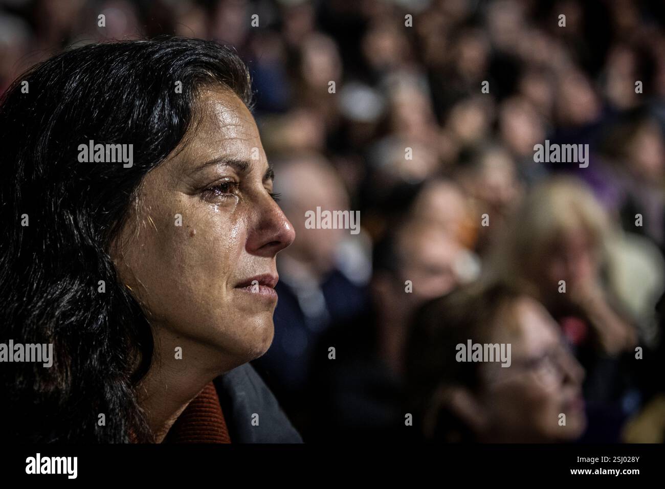 Tel Aviv, Israele. 10 febbraio 2025. Una donna israeliana reagisce durante una manifestazione in occasione del 24° compleanno di Alon Ohel, tenuto in ostaggio da Hamas a Gaza nella piazza degli ostaggi a Tel Aviv lunedì 10 febbraio 2025. Hamas ha avvertito lunedì che avrebbe rinviato il prossimo rilascio previsto di tre ostaggi questo sabato, il presidente degli Stati Uniti Donald Trump ha detto che se Hamas non liberasse tutti gli ostaggi rimanenti da Gaza entro mezzogiorno di sabato, Israele dovrebbe annullare il cessate il fuoco e "lasciare che l'inferno evada”. Foto di Eyal Warshavsky. Foto Stock