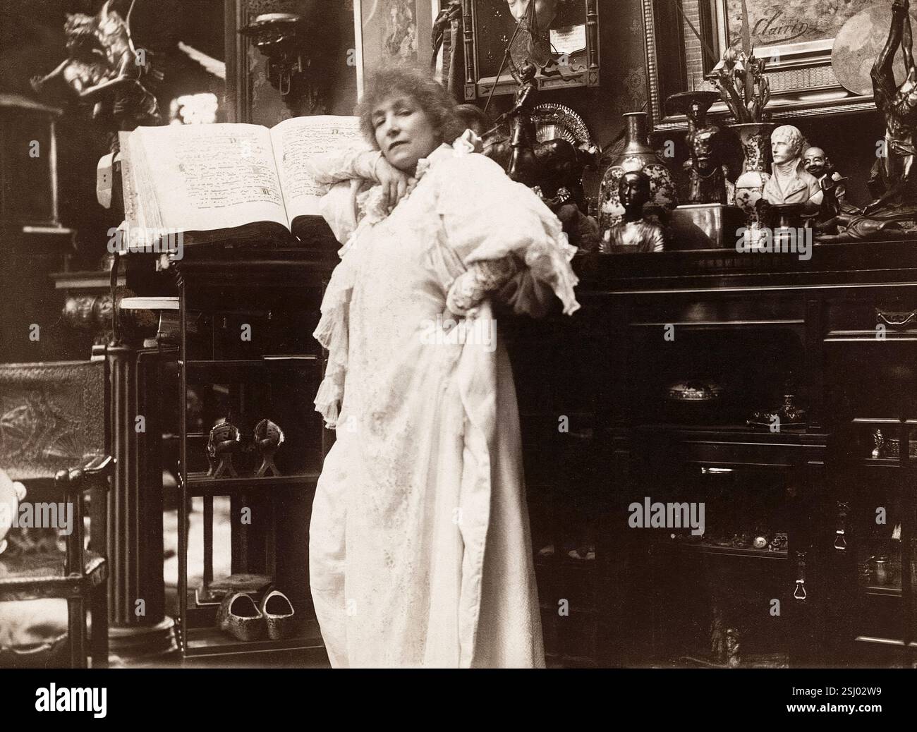 Sarah Bernhardt. Fotografia ritratto dell'attrice teatrale francese nata Henriette-Rosine Bernard (1844-1923) a casa sua, di Dornac, 1887-1917 Foto Stock