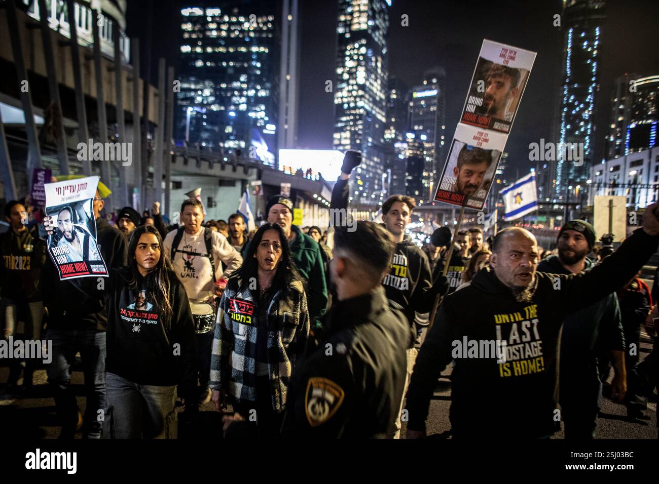 Tel Aviv, Israele. 10 febbraio 2025.i manifestanti israeliani marciano durante una manifestazione a Tel Aviv lunedì 10 febbraio 2025. Hamas ha avvertito lunedì che avrebbe rinviato il prossimo rilascio previsto di tre ostaggi questo sabato, il presidente degli Stati Uniti Donald Trump ha detto che se Hamas non liberasse tutti gli ostaggi rimanenti da Gaza entro mezzogiorno di sabato, Israele dovrebbe annullare il cessate il fuoco e "lasciare che l'inferno evada”. Foto di Eyal Warshavsky. Foto Stock