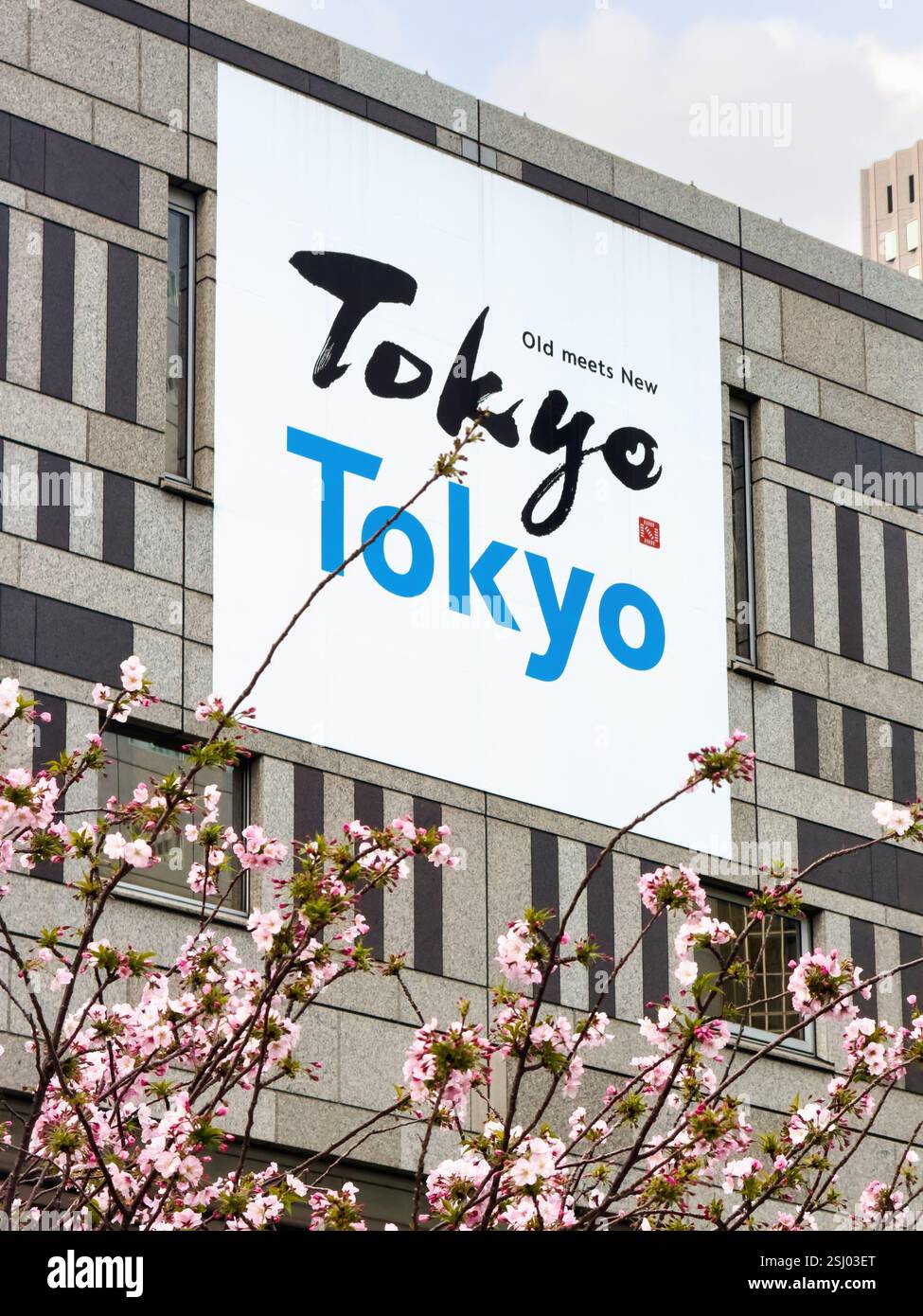 Tokyo Tokyo Old incontra New. Logo e slogan della campagna turistica del governo metropolitano di Tokyo a Shinjuku, Tokyo. Sakura fiorisce di fronte. Foto Stock