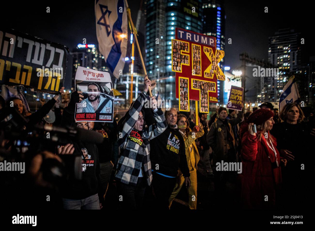 Tel Aviv, Israele. 10 febbraio 2025.i manifestanti israeliani marciano durante una manifestazione a Tel Aviv lunedì 10 febbraio 2025. Hamas ha avvertito lunedì che avrebbe rinviato il prossimo rilascio previsto di tre ostaggi questo sabato, il presidente degli Stati Uniti Donald Trump ha detto che se Hamas non liberasse tutti gli ostaggi rimanenti da Gaza entro mezzogiorno di sabato, Israele dovrebbe annullare il cessate il fuoco e "lasciare che l'inferno evada”. Foto di Eyal Warshavsky. Foto Stock