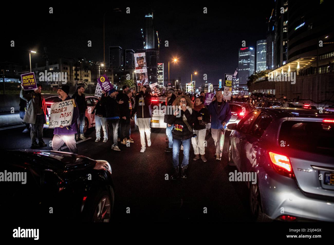 Tel Aviv, Israele. 10 febbraio 2025. I manifestanti israeliani marciano e bloccano l'autostrada Ayalon durante una manifestazione a Tel Aviv lunedì 10 febbraio 2025. Hamas ha avvertito lunedì che avrebbe rinviato il prossimo rilascio previsto di tre ostaggi questo sabato, il presidente degli Stati Uniti Donald Trump ha detto che se Hamas non liberasse tutti gli ostaggi rimanenti da Gaza entro mezzogiorno di sabato, Israele dovrebbe annullare il cessate il fuoco e "lasciare che l'inferno evada”. Foto di Eyal Warshavsky. Foto Stock
