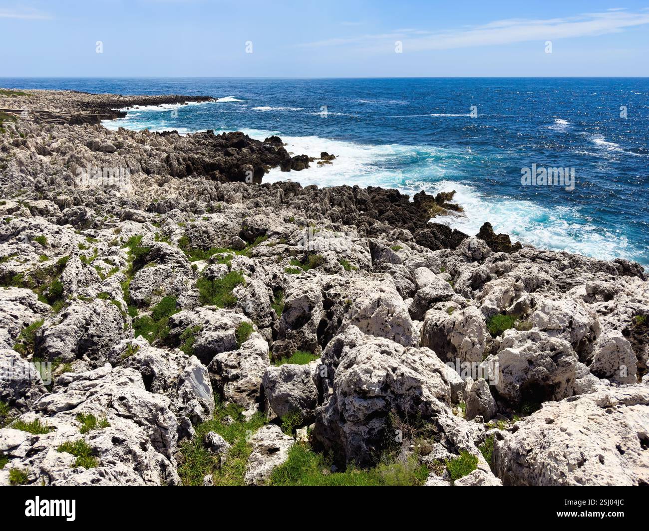 Cap Martin a Roquebrune-Cap-Martin, Francia. Costa rocciosa del Mar Mediterraneo sulla Costa Azzurra. Foto Stock