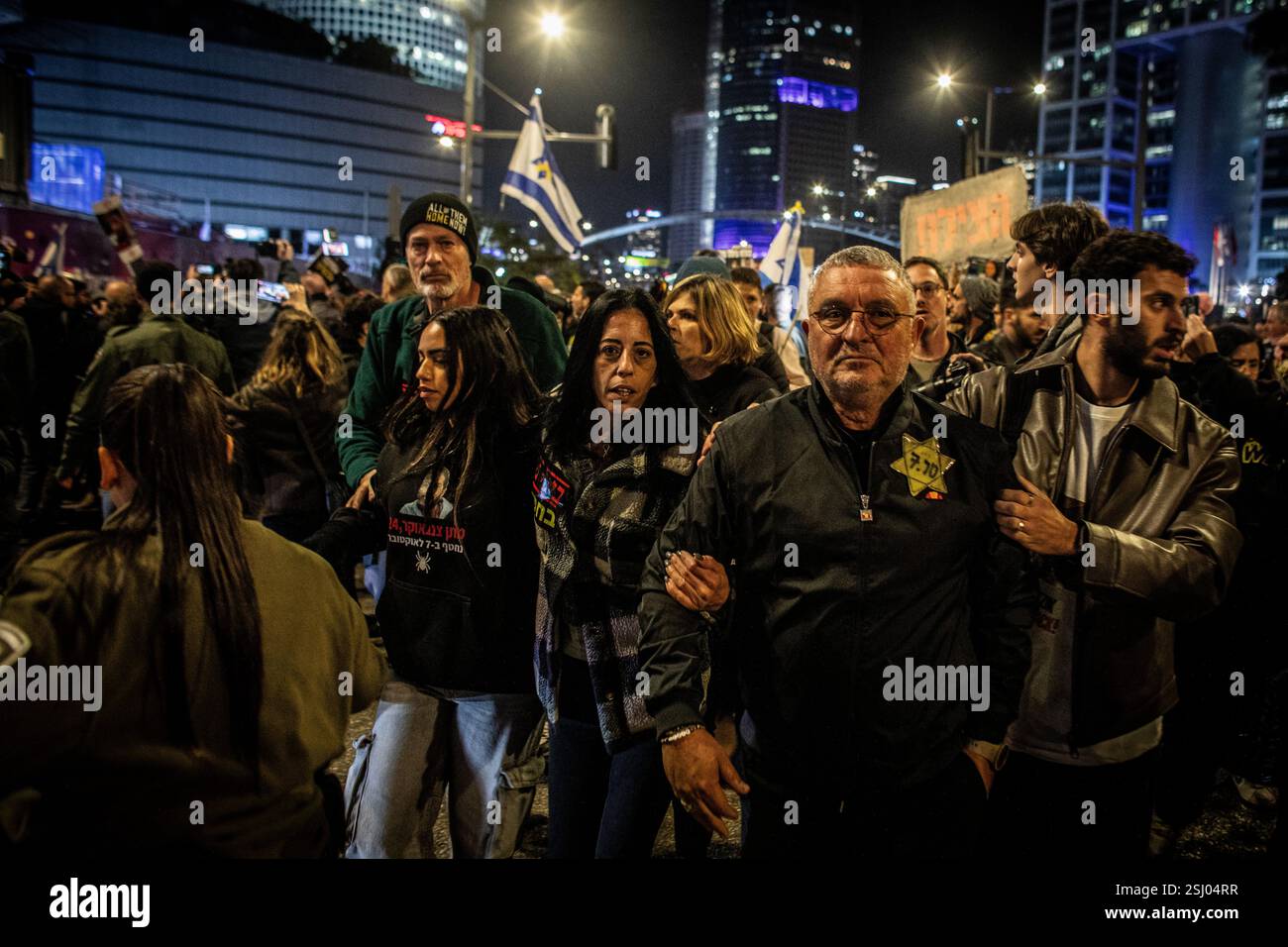 Tel Aviv, Israele. 10 febbraio 2025. Einav Zangauker, centro, marcia con manifestanti durante una manifestazione a Tel Aviv lunedì 10 febbraio 2025. Hamas ha avvertito lunedì che avrebbe rinviato il prossimo rilascio previsto di tre ostaggi questo sabato, il presidente degli Stati Uniti Donald Trump ha detto che se Hamas non liberasse tutti gli ostaggi rimanenti da Gaza entro mezzogiorno di sabato, Israele dovrebbe annullare il cessate il fuoco e "lasciare che l'inferno evada”. Foto di Eyal Warshavsky. Foto Stock