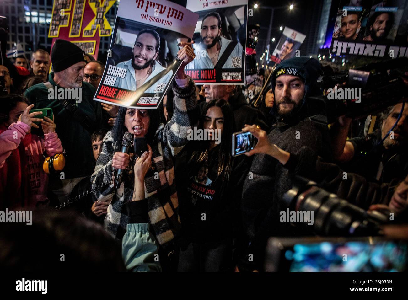 Tel Aviv, Israele. 10 febbraio 2025. Einav Zangauker rinvia la foto di suo figlio Matan durante una manifestazione a Tel Aviv lunedì 10 febbraio 2025. Hamas ha avvertito lunedì che avrebbe rinviato il prossimo rilascio previsto di tre ostaggi questo sabato, il presidente degli Stati Uniti Donald Trump ha detto che se Hamas non liberasse tutti gli ostaggi rimanenti da Gaza entro mezzogiorno di sabato, Israele dovrebbe annullare il cessate il fuoco e "lasciare che l'inferno evada”. Foto di Eyal Warshavsky. Foto Stock