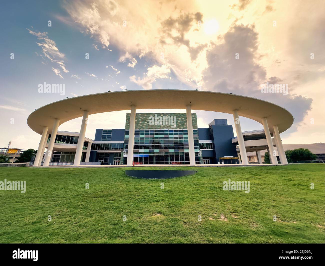 Long Center for the Performing Arts di Austin, Texas, USA. Joe R. e Teresa Lozano Long Center for the Performing Arts si trova sul lago Lady Bird. - Immagine stock catturata con smartphone