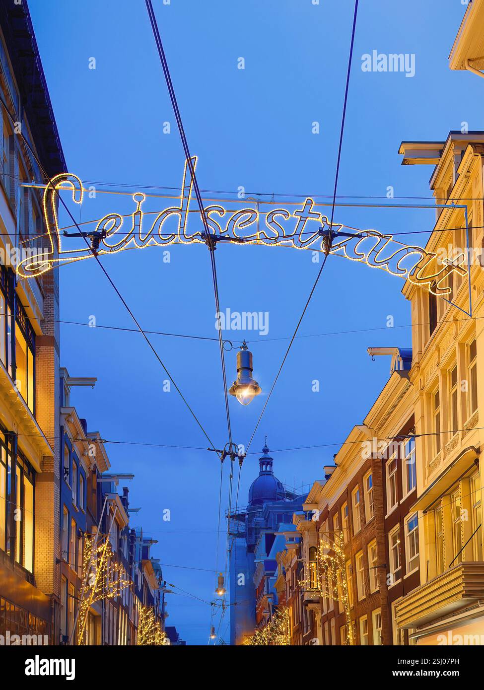 Leidsestraat ad Amsterdam, Paesi Bassi. La trafficata strada dello shopping di Amsterdam dopo il tramonto. - Immagine stock catturata con smartphone