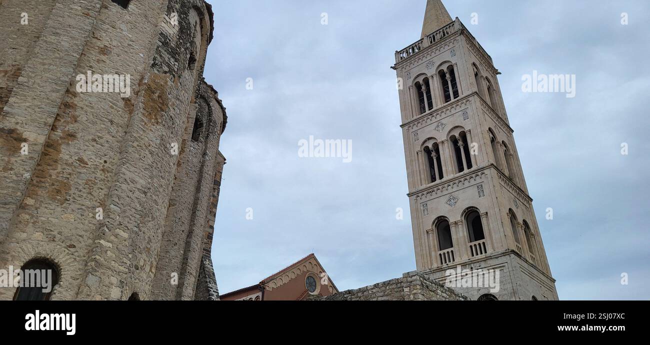 L'iconico campanile della cattedrale di Santa Anastasia, che si innalza sui tetti della città vecchia di Zara. - Immagine stock catturata con smartphone