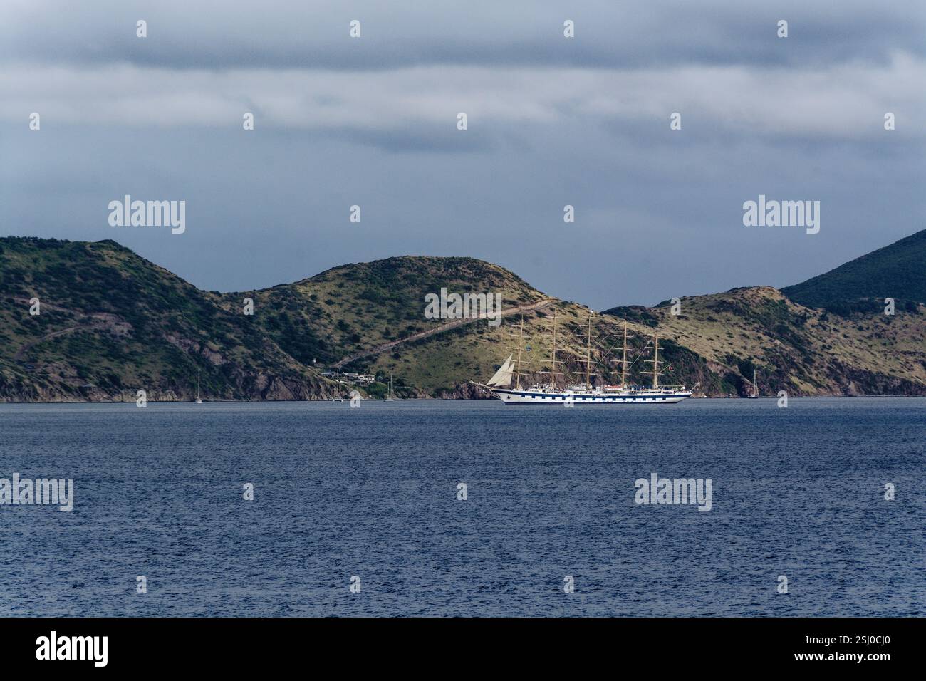 St Kitts Caribbean Island - Royal Clipper Tall Ship sotto potenza - nessuna vela truccata. Navigazione con l'isola di St Kitts come sfondo. Foto Stock