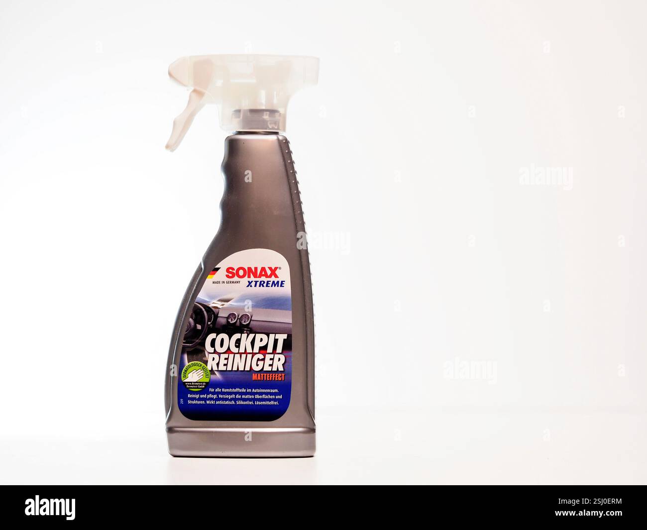 Germania. 11 febbraio 2025. In questa illustrazione fotografica, viene visualizzato un flacone di detergente per cruscotto SONAX Xtreme 02832410-544, effetto opaco (500 ml), pulizia e manutenzione per tutti gli interni per auto in plastica. Credito: SOPA Images Limited/Alamy Live News Foto Stock