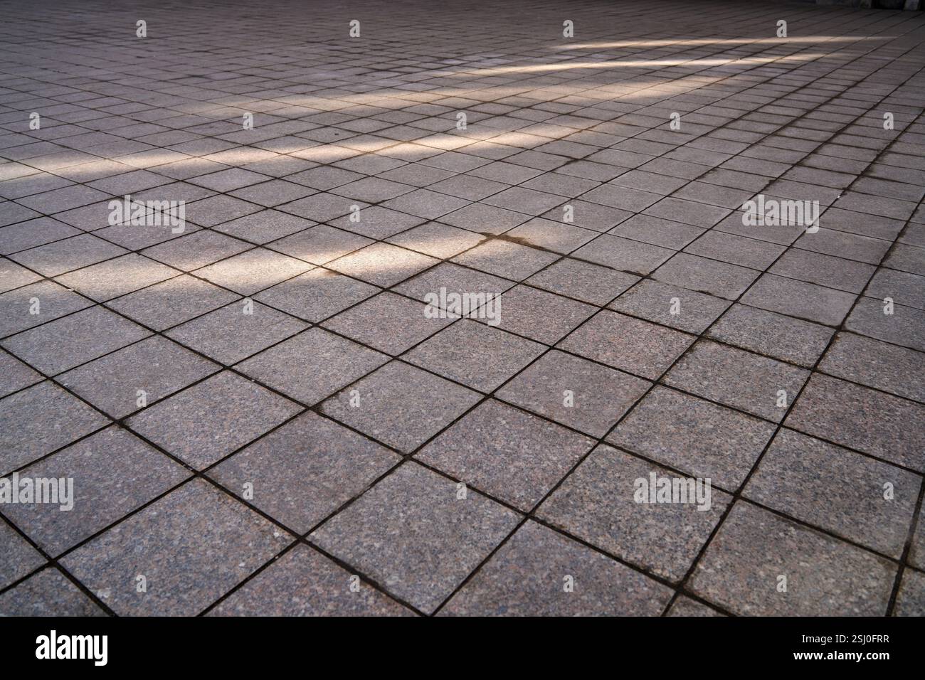Foto full-frame del marciapiede della città con ombre Foto Stock