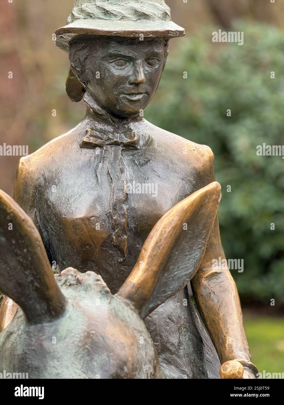 Ospite del centro benessere con asino, statua di bronzo a Bad Harzburg, centro benessere sulle montagne di Harz, Germania. Prima del 1929, trasporto storico sugli asini. - Immagine stock catturata con smartphone