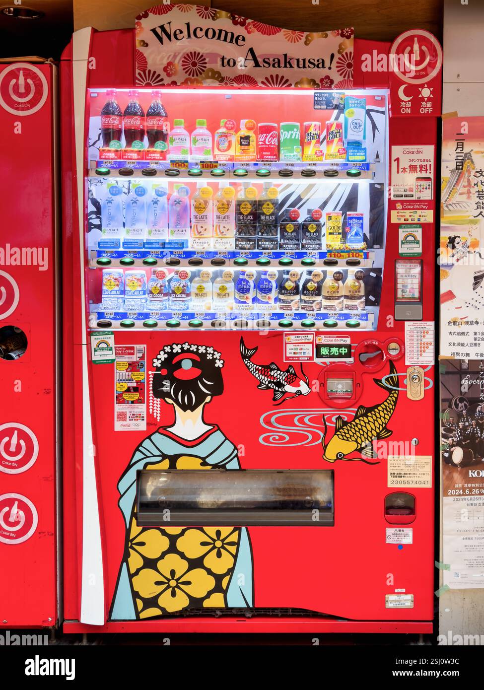 Distributore automatico Asakusa a Tokyo, Giappone. Distributore automatico giapponese rosso che offre bevande nel popolare quartiere Asakusa di Tokyo. Foto Stock