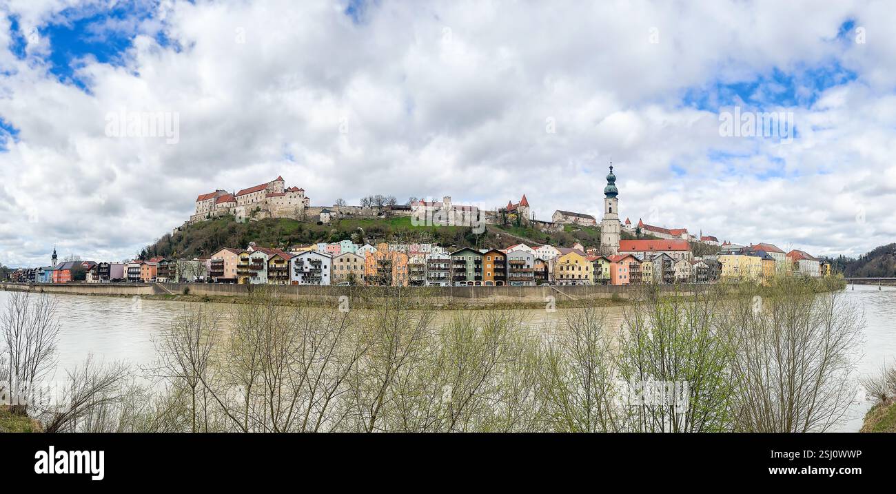 Burghausen nel distretto di Altötting dell'alta Baviera in Germania. Panorama urbano con il fiume Salzach, vicino al confine austriaco. Foto Stock