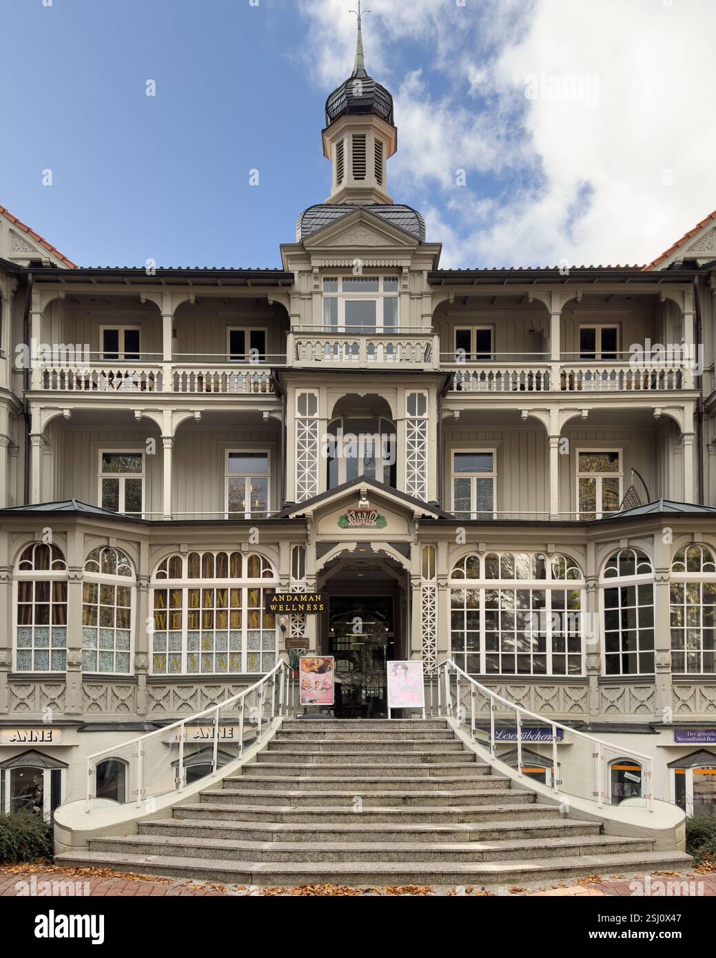 Architettura a Bad Harzburg, città termale sulle montagne di Harz, bassa Sassonia, Germania. Casa con struttura in legno in tipico stile fretsaw del XIX secolo. - Immagine stock catturata con smartphone