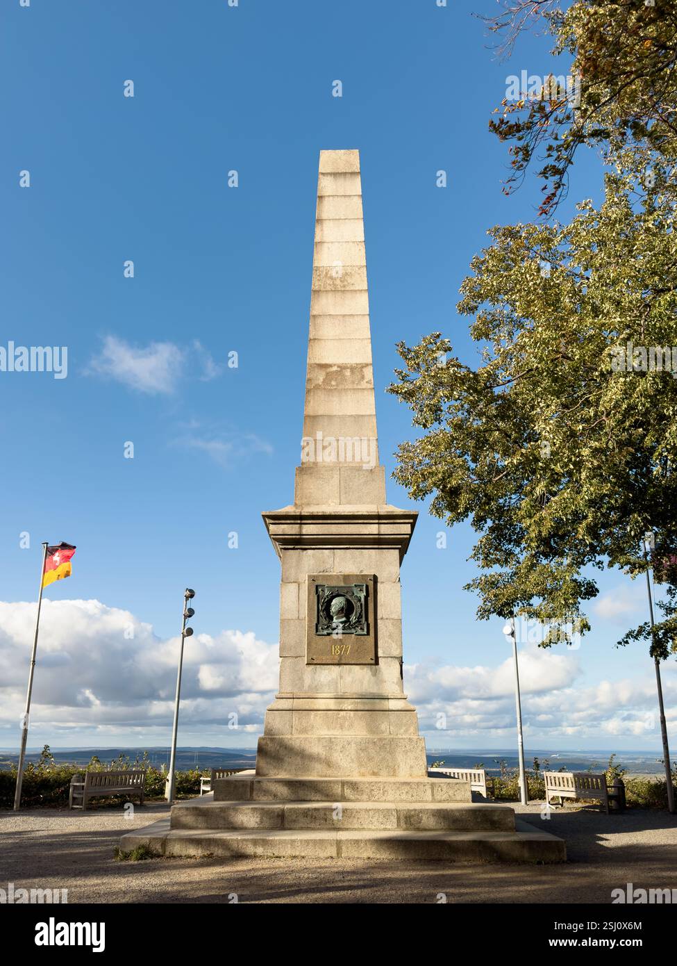 In cima al monte Burgberg a Bad Harzburg, bassa Sassonia, Germania. Colonna Canossa, eretta nel 1877 in onore del cancelliere otto von Bismarck. - Immagine stock catturata con smartphone