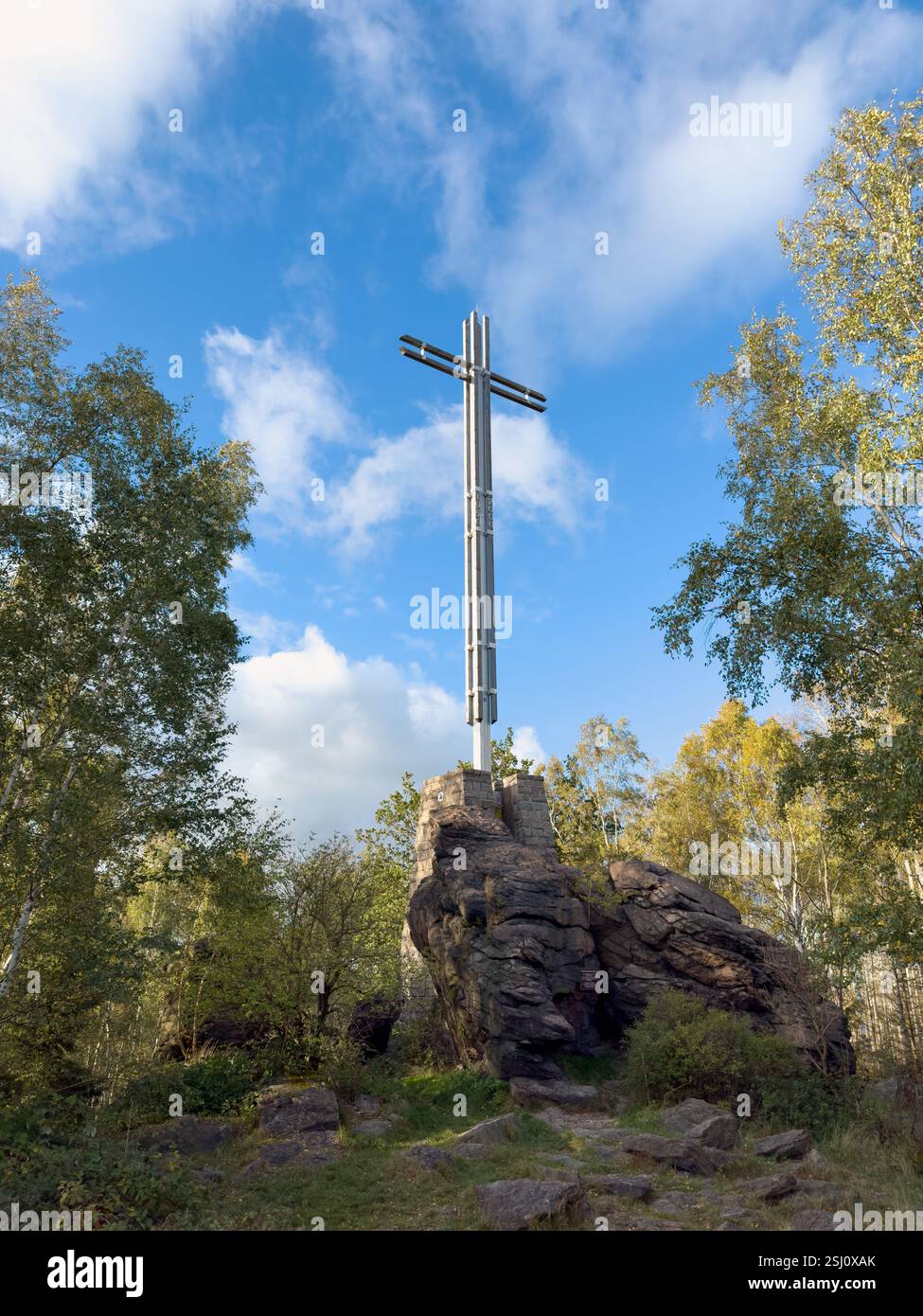 Croce dell'Est tedesco vicino a Bad Harzburg nella bassa Sassonia, Germania. Memorial Cross nella foresta delle montagne Harz. - Immagine stock catturata con smartphone