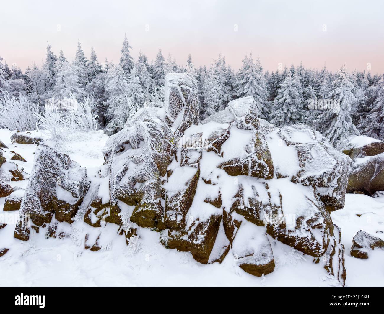 Il paese delle meraviglie invernali sulle montagne di Harz, il Parco Nazionale di Harz nella bassa Sassonia, Germania. Formazione rocciosa ricoperta di neve e gelo nella foresta. - Immagine stock catturata con smartphone