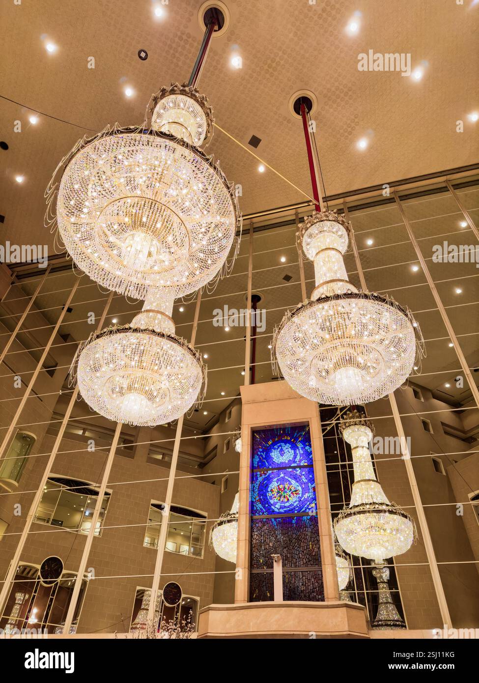 Hyatt Regency Tokyo. Hotel di lusso situato a Shinjuku, nel centro di Tokyo, Giappone. All'interno dell'hotel. Lobby con lampadari giganti. - Immagine stock catturata con smartphone