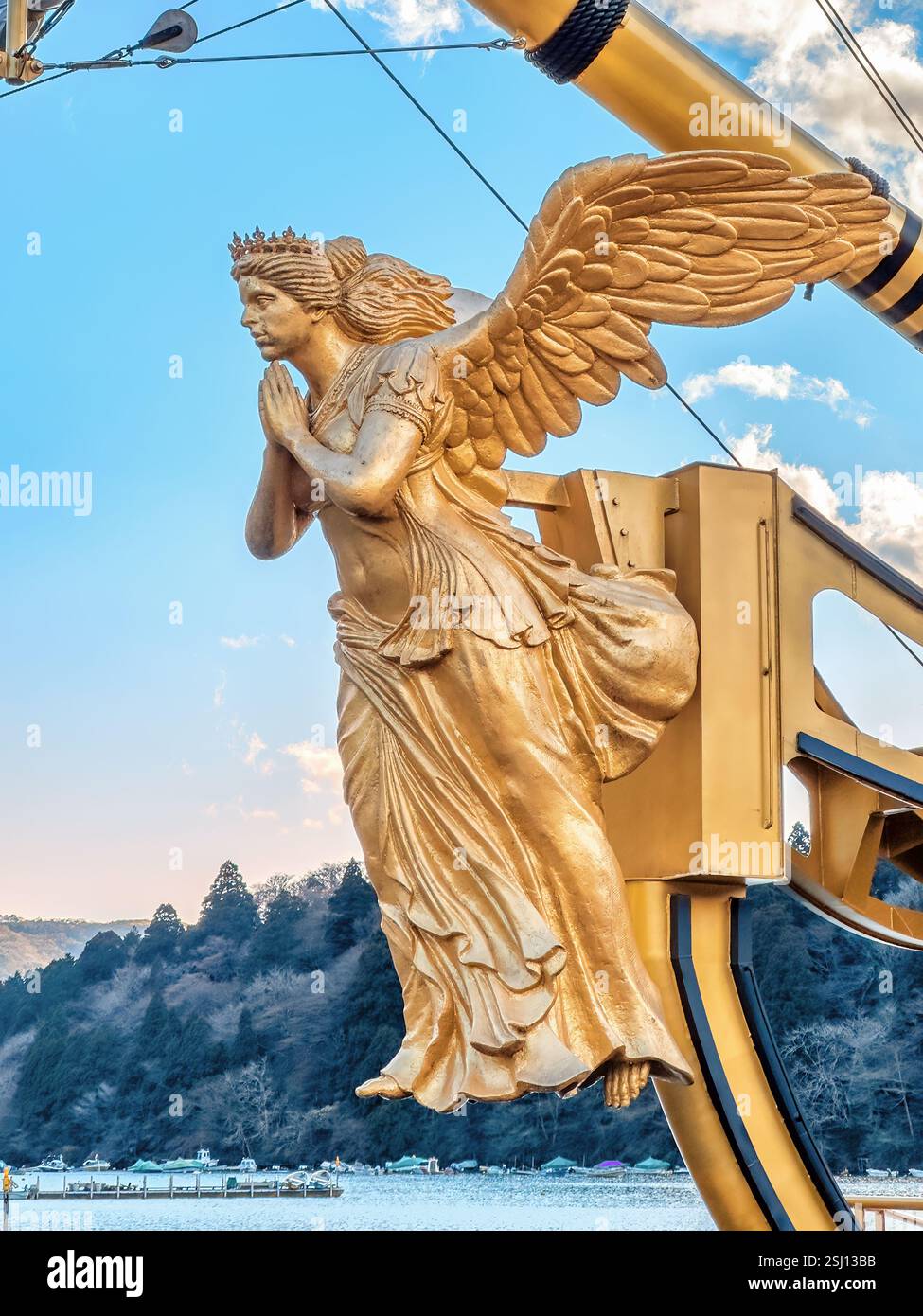 LAGO ASHI, AREA DI HAKONE, PREFETTURA DI KANAGAWA, GIAPPONE - 13 MARZO 2024: Testa d'oro sulla Regina Ashinoko, nave pirata del Lago Ashi. - Immagine stock catturata con smartphone