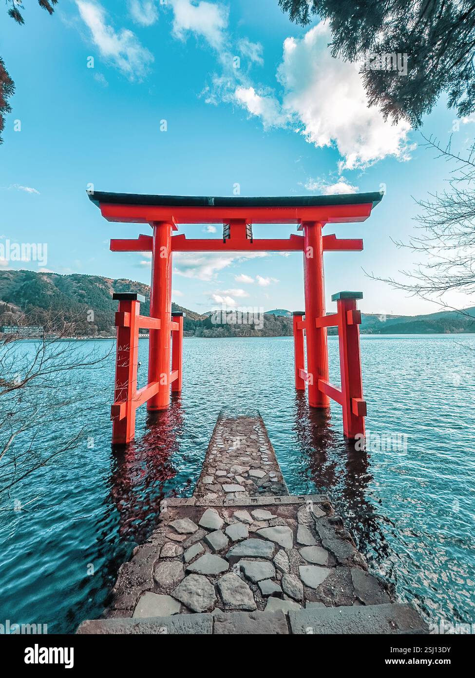 Torii del Santuario Hakone sul Lago Ashi nella zona di Hakone della Prefettura di Kanagawa a Honshū, Giappone. Tradizionale porta rossa giapponese nel lago cratere. - Immagine stock catturata con smartphone