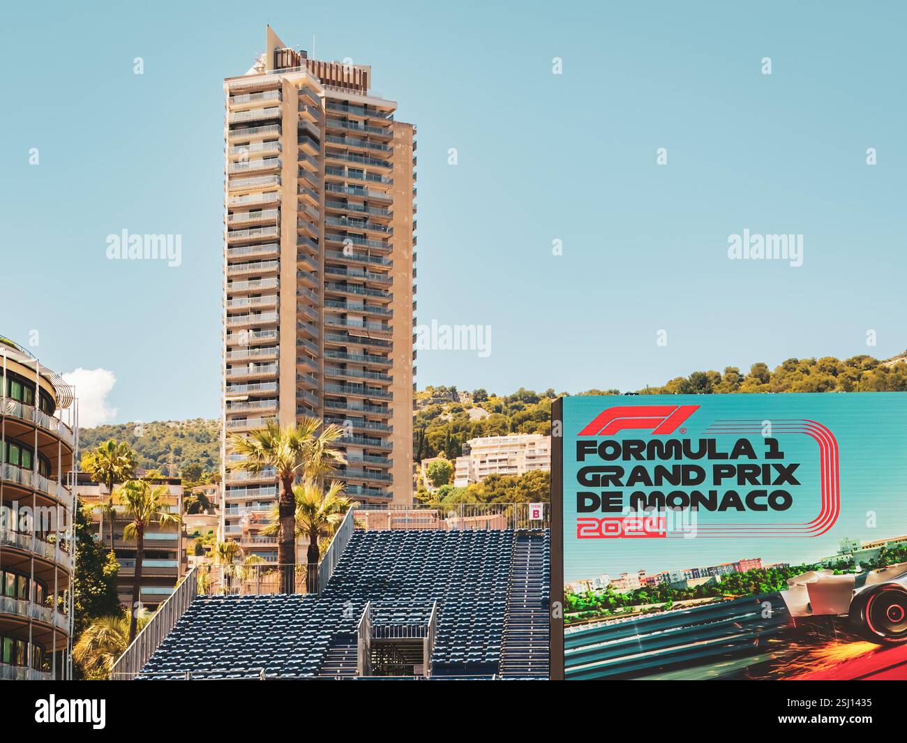 Formula uno Grand Prix de Monaco. Tribuni vuoti e logo sul circuito di Monaco. Copia spazio per il testo. Foto Stock