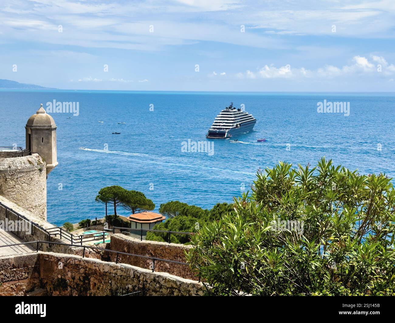 Yacht di lusso Ritz-Carlton EVRIMA a Monaco sulla Costa Azzurra, Mar Mediterraneo. Nave da crociera gestita dalla catena alberghiera Ritz-Carlton. - Immagine stock catturata con smartphone