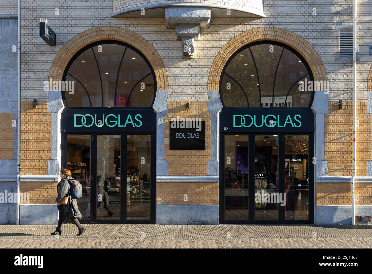 Negozio Douglas davanti, vetrina con logo illuminato. Douglas è la più grande gamma di prodotti di bellezza online con consegna 24 ore su 24. Foto Stock