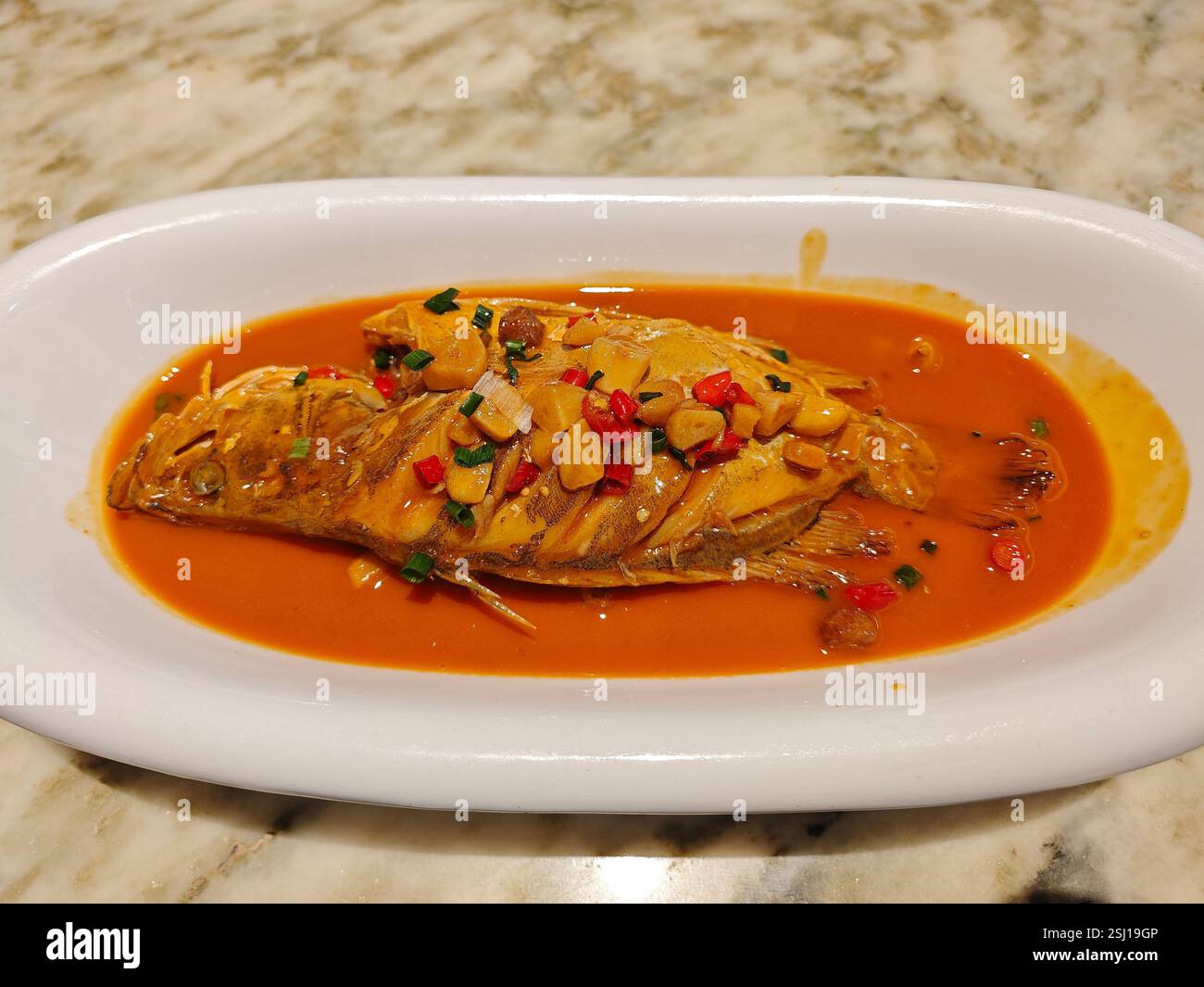 pollo brasato fresco con peperoni verdi e carote d'arancia nel recipiente Foto Stock