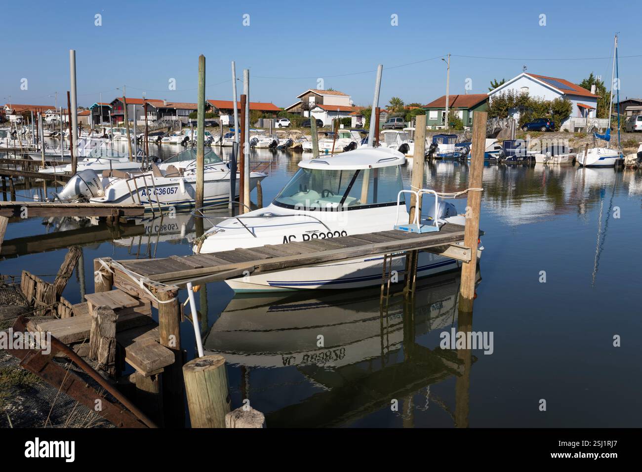 Barche e capanne di pesca nel porto di la teste-de-Buch, Arcachon, dipartimento della Gironda, Nouvelle-Aquitaine, Francia, Europa Foto Stock