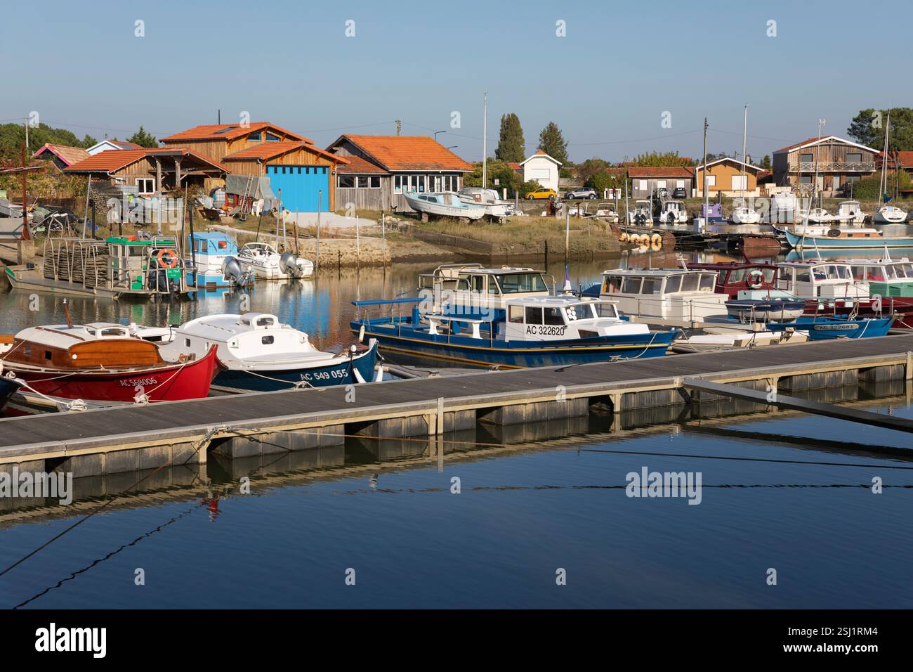 Barche e capanne di pesca nel porto di la teste-de-Buch, Arcachon, dipartimento della Gironda, Nouvelle-Aquitaine, Francia, Europa Foto Stock