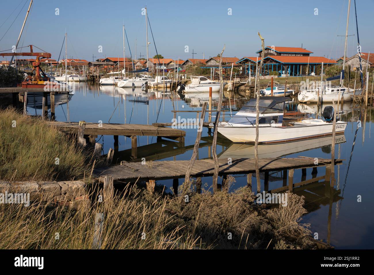 Barche e capanne di pesca nel porto di la teste-de-Buch, Arcachon, dipartimento della Gironda, Nouvelle-Aquitaine, Francia, Europa Foto Stock