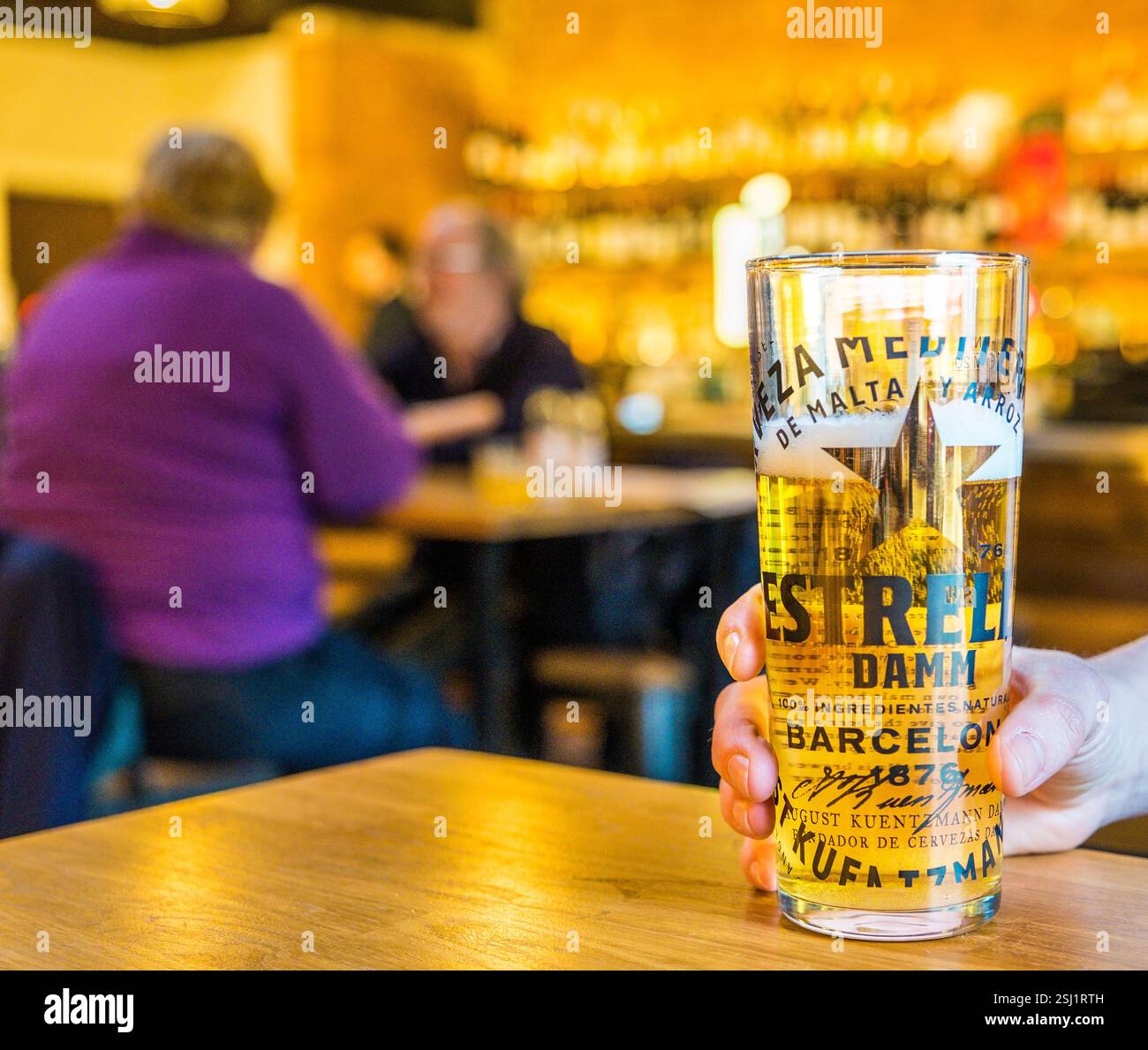 Una pinta di lager Estrella in un bar, Regno Unito Foto Stock