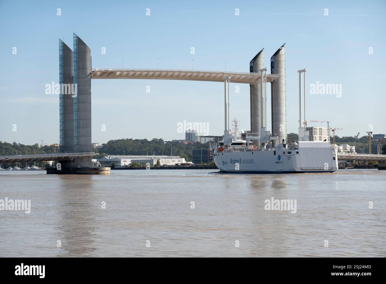Canoa che naviga sotto il ponte Pont Jacques Chaban-Delmas sul fiume Garonna, Bordeaux, Nouvelle-Aquitaine, Francia, Europa Foto Stock