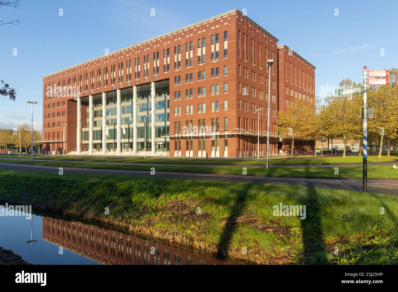 Domus medica un edificio collettivo per uffici per organizzazioni mediche. Foto Stock