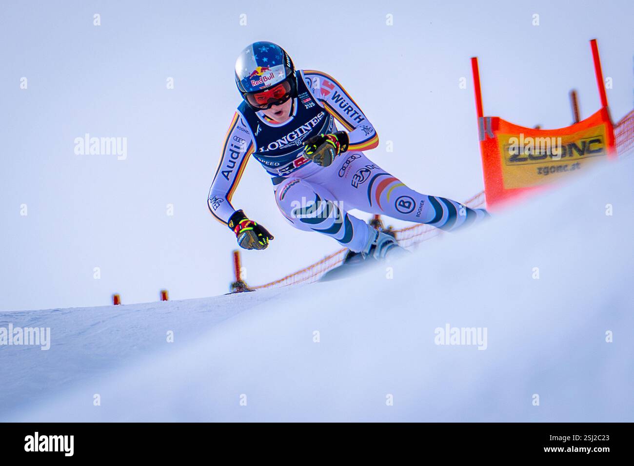 Saalbach Hinterglemm, Austria. 11 febbraio 2025. Sci alpino: Campionati del mondo, Team Combined, Ladies, Downhill. Emma Aicher dalla Germania in discesa. Crediti: Jens Büttner/dpa/Alamy Live News Foto Stock