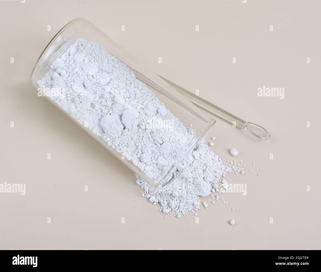 L'ossido di zinco è un composto inorganico con la formula ZnO Foto Stock