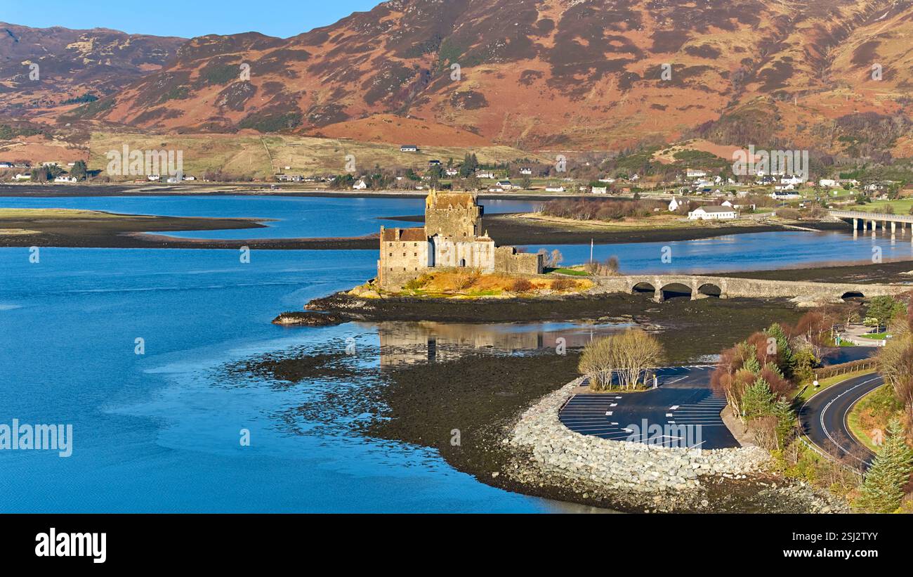 Castello di Eilean Donan Highland Scozia il castello su una piccola isola nelle acque calme di Loch Duich e Loch Alsh Foto Stock