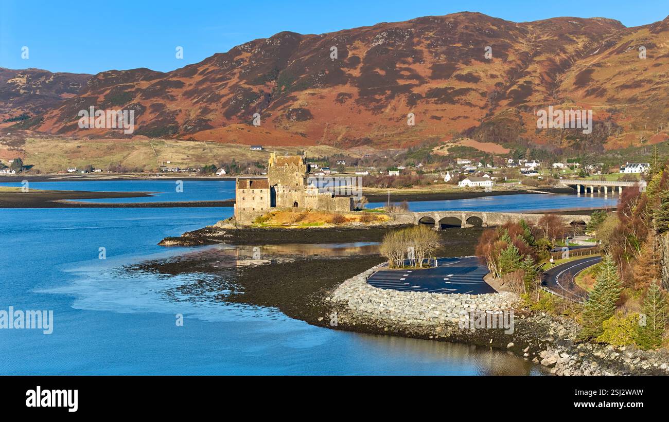 Castello di Eilean Donan Highland Scozia il castello su una piccola isola nelle calme acque di Loch Duich Foto Stock