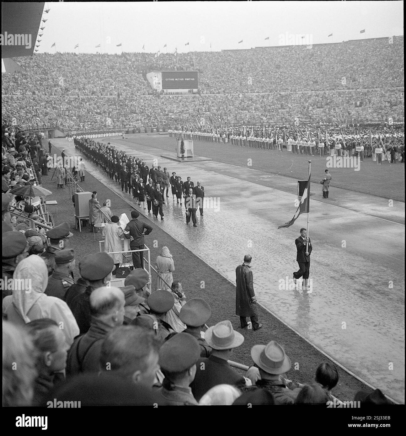 --- OS Helsinki 1952: Einmarsch der Schweizern, Walter Lehmann als Fahnenträger#Giochi Olimpici Helsinki 1952: Delegazione svizzera, Walter Lehmann con bandiera svizzera Foto Stock