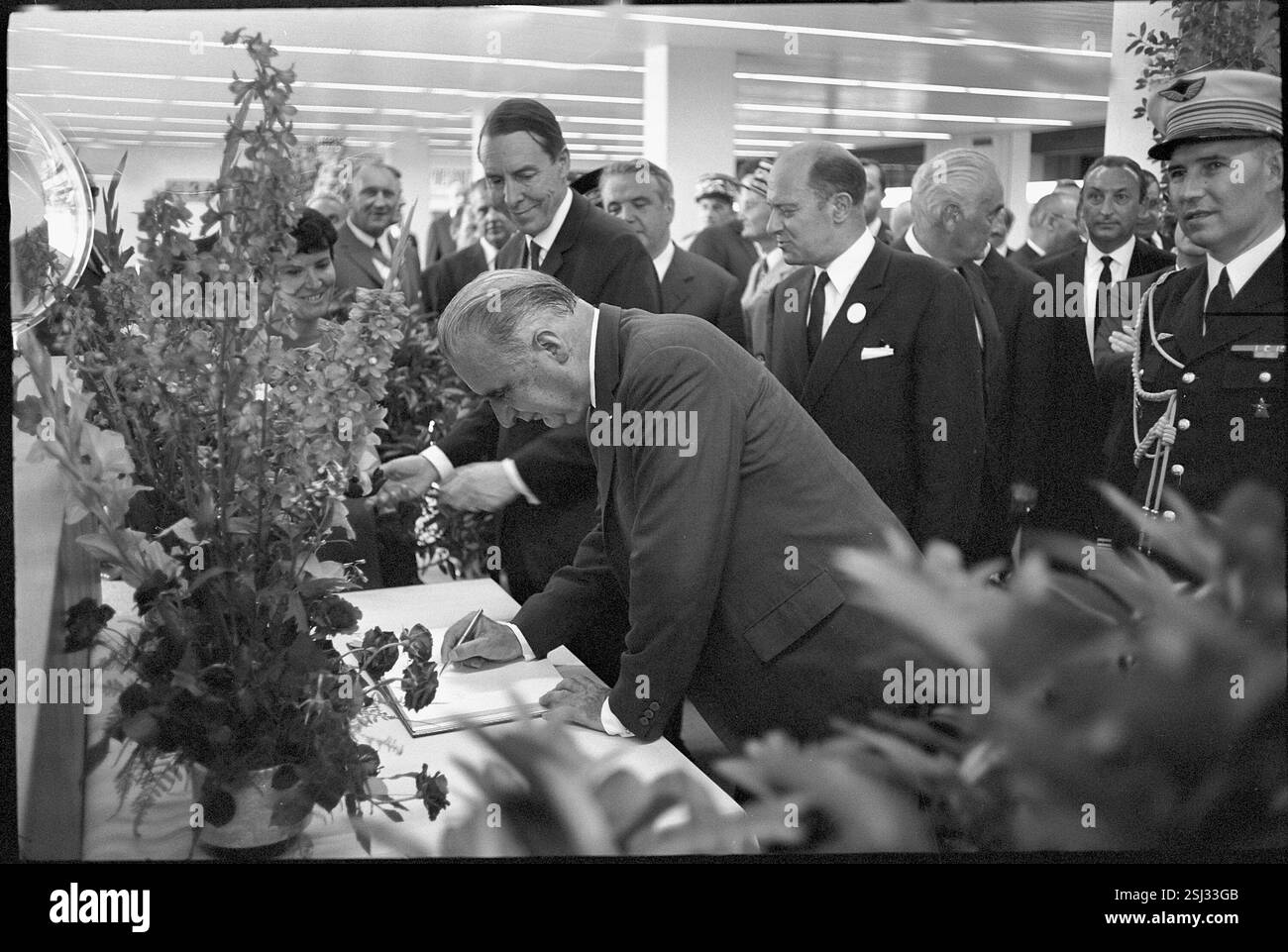 --- Georges Pompidou signiert VIP-Gästebuch des Flughafens Basilea-Mulhouse 1970#Georges Pompidou firma il libro VIP-guest dell'aeroporto Basilea-Mulhouse 1970 Foto Stock