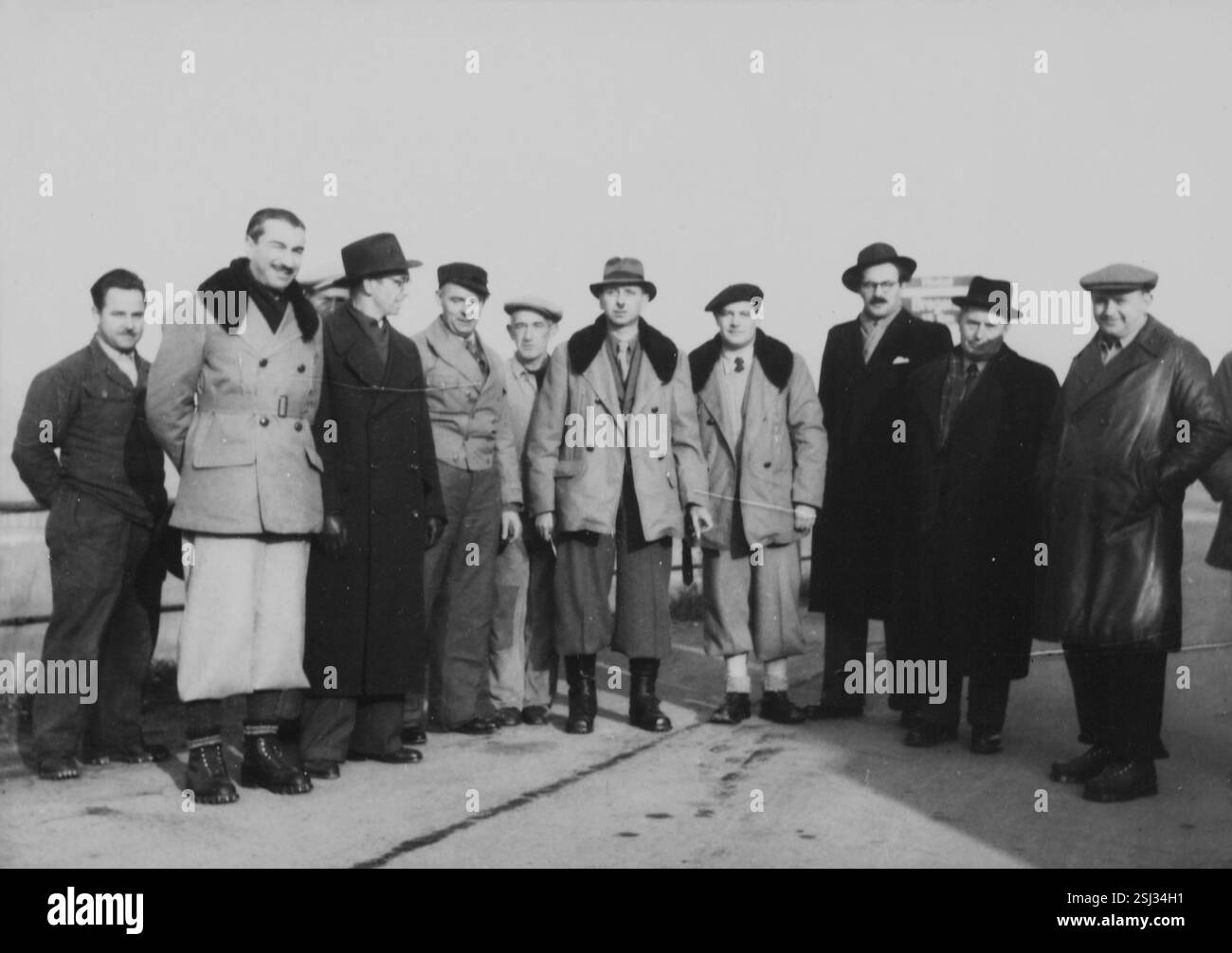 Von links nach rechts: mit Pelzkragen Dr. Devecchi, Dr. Eigenmann (mit Hut), Bildmitte Missionschef Dr. Jomini (mit Hut), daneben Generalsekretär André Troesch, Attaché Koulakowski, Ex-Botschafter Jurevitsch und Dr. Janiac, CIBA#da sinistra a destra: Con collare di pelliccia Dr. Devecchi, Dr Foto Stock